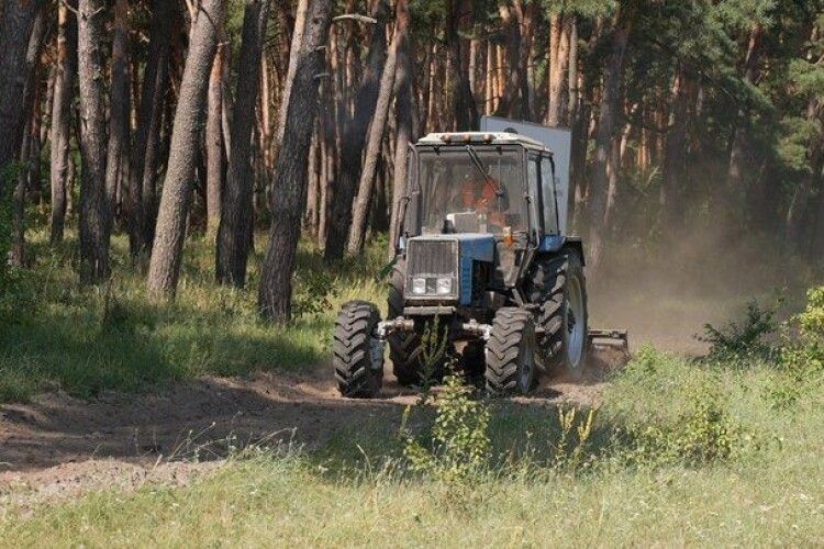 У лісі на Волині трактор підірвався на міні