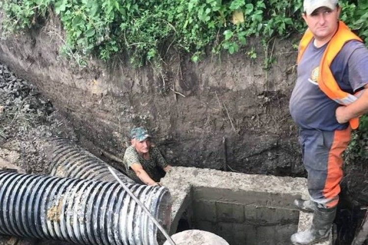 У Рівному прокладають труби, щоб відвести воду від кладовища