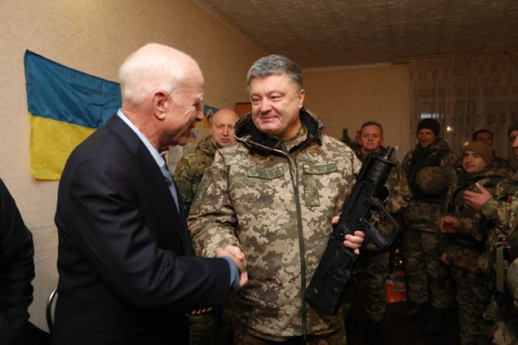 Порошенко подарував американському сенатору Маккейну українську зброю