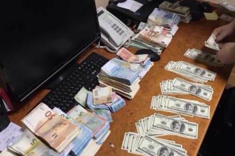 Перекрили канал нелегального виведення валюти з України (фото)