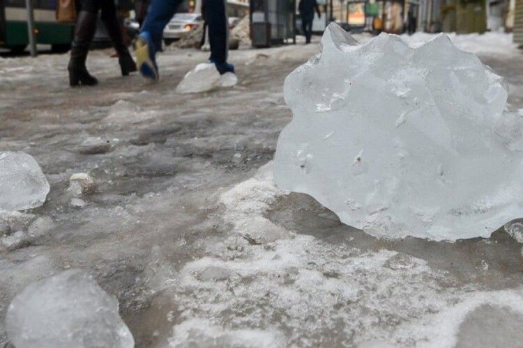 У Луцьку величезна брила льоду впала на таксі, яке привезло лучанку додому