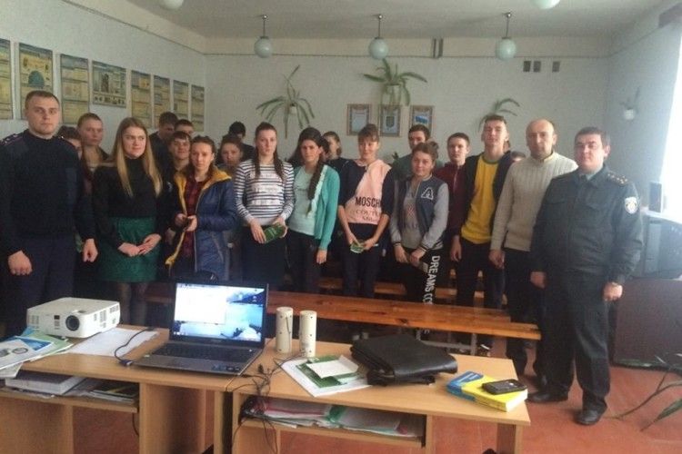Поліцейські показали сільським школярам фільм про шкоду наркотиків