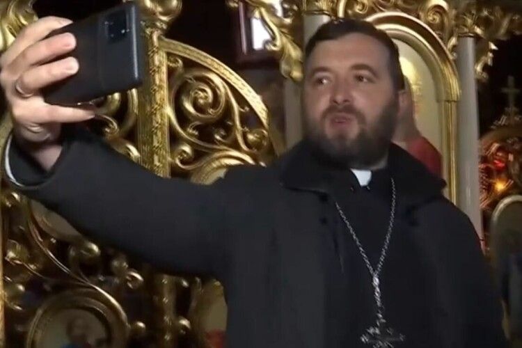 Священник став зіркою YouTube. Його відео для віруючих набирають десятки тисяч переглядів