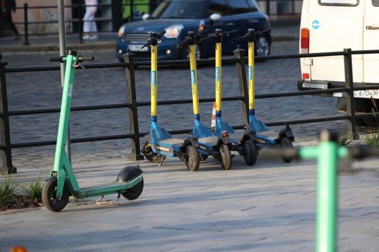 «Або у шоломі, або пішки»: у Львові посилили правила для електросамокатів