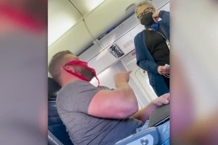 Чоловік вдягнув у літаку жіночі трусики замість маски – салон покинули частина пасажирів (Відео моменту)
