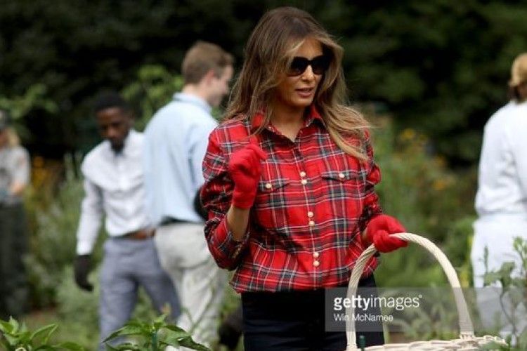 Меланія Трамп поливала грядки в саду Білого дому в сорочці за майже 700 євро