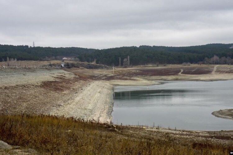 В Криму вода у найбільшому водосховищі виявилася отруєною