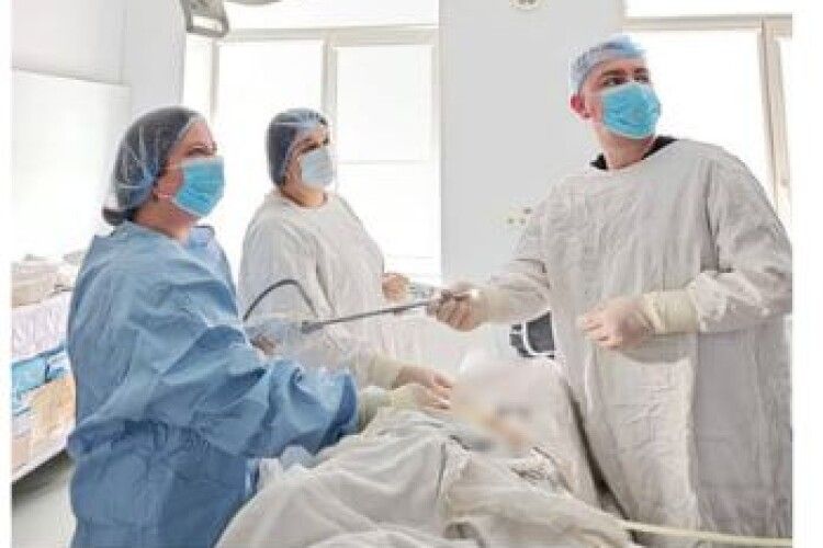 Волинські медики видалили гострий апендицит 9-річному хлопчику через три маленькі проколи