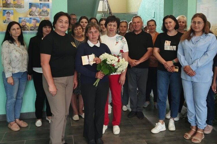 У громаді на Волині багатодітній матері вручили державну нагороду