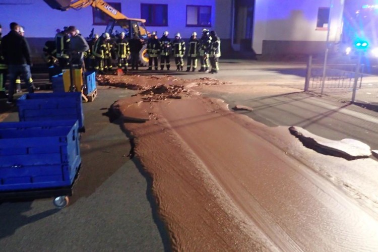 Шоколадний потік: вулицю німецького міста затопило тонною солодкого продукту