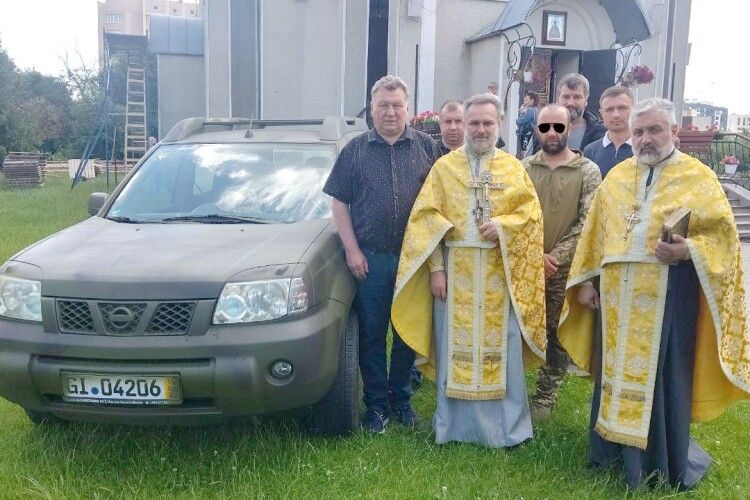 А 40-ве освячене у Свято-Миколаївській церкві Луцька авто на фронт – від майстрів із «Житлобуду-2»! (Фоторепортаж)