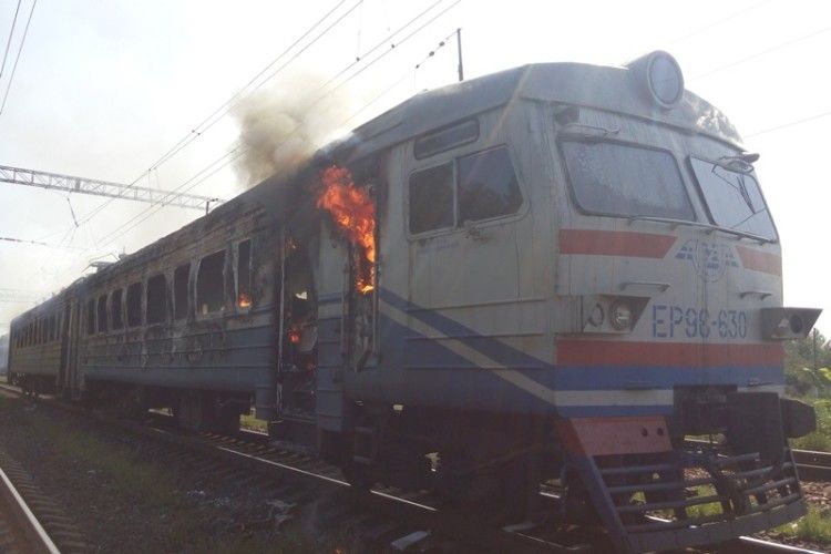 На Київщині загорілась електричка (фото)