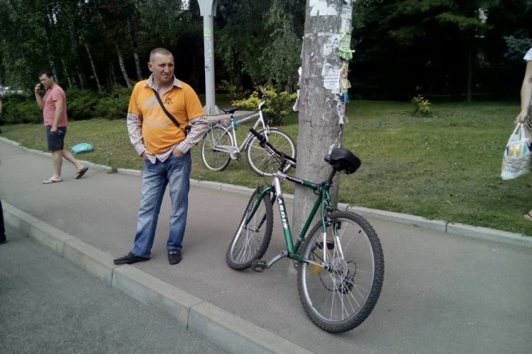 У Рівному велосипедист збив пішохода – обох забрала «швидка» (фото)