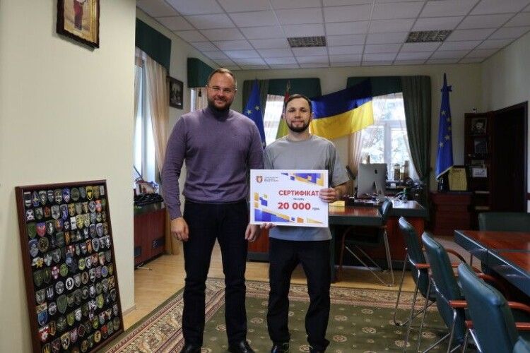 Міський голова Луцька вручив сертифікат чемпіону світу з джиу-джитсу