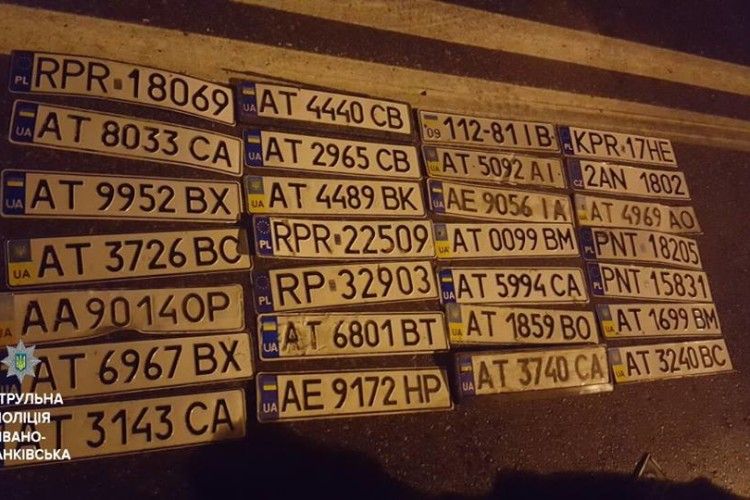 Після вчорашньої негоди івано-франківські поліцейські назбирали колекцію номерних знаків (фото)