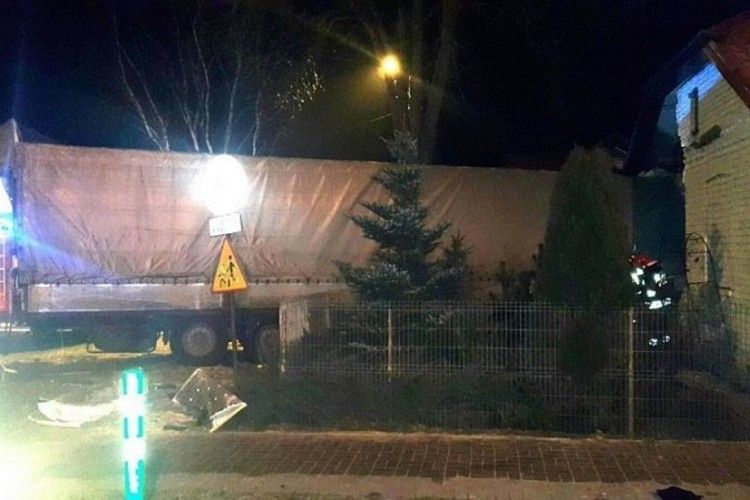 У Польщі український водій протаранив житловий будинок