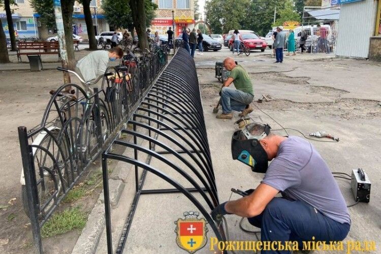 У волинському містечку облаштовують велостоянку