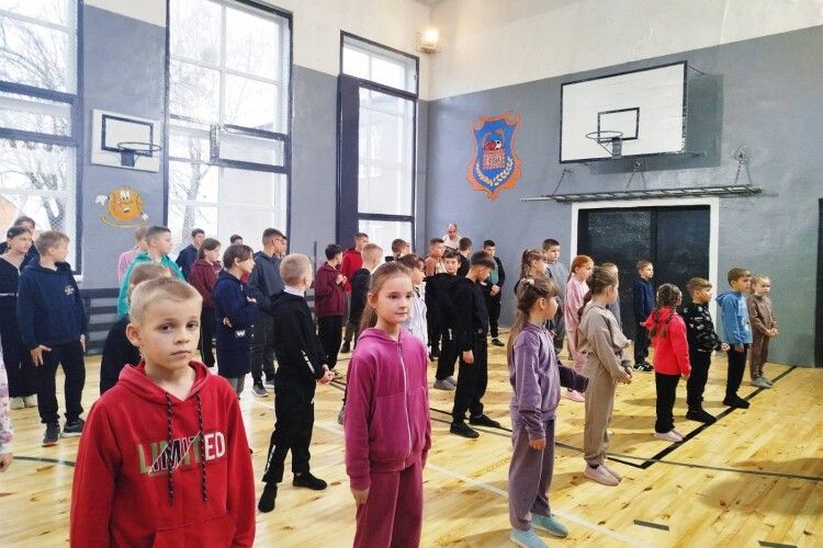 У гімназії на Волині громада власними силами оновила спортзал