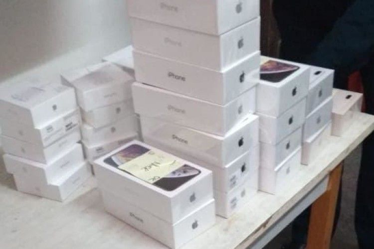 Чоловік намагався незаконно ввезти в Україну 67 смартфонів Apple (Фото)