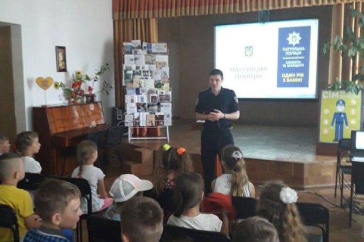 Добра справа: луцькі поліцейські навчають дітей культурі поведінки на дорозі