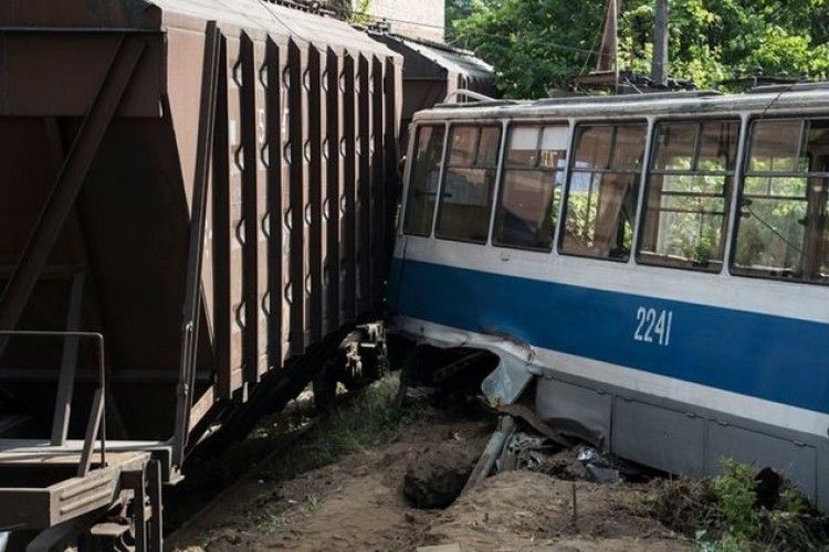 У Дніпрі трамвай з пасажирами врізався у вантажний поїзд, є загиблий