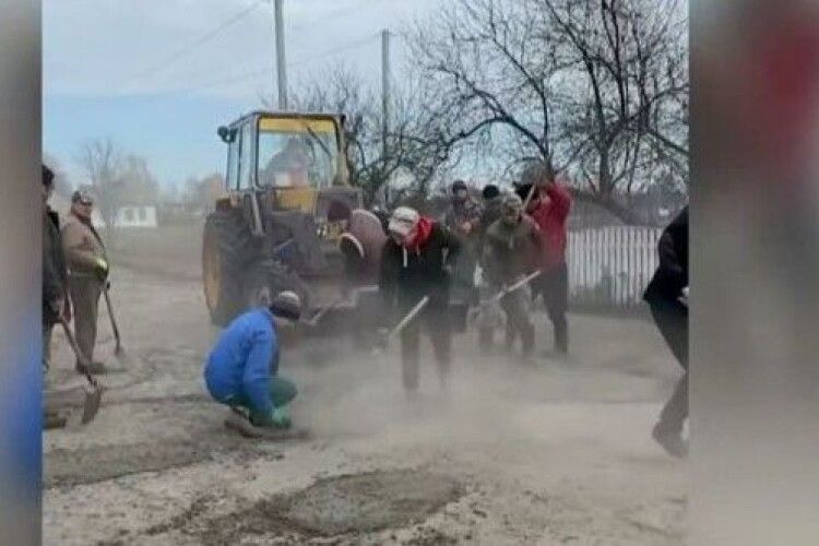 Селяни на Рівненщині організували свій автодор і самотужки ремонтують дороги