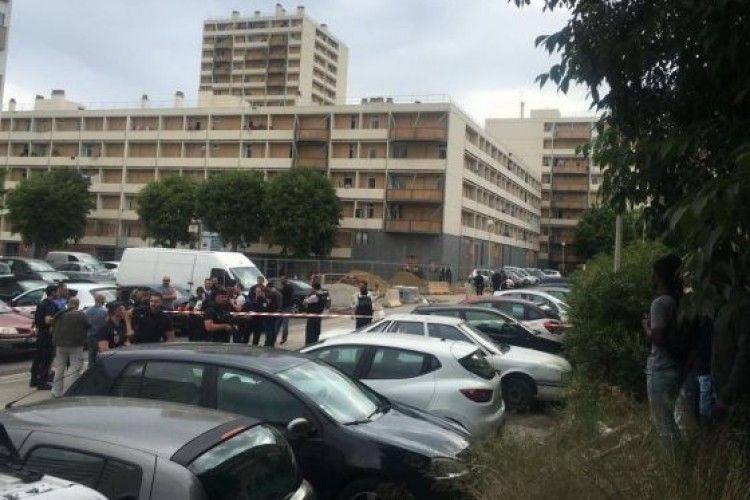 У французькому Марселі група невідомих в масках відкрила вогонь з автоматів
