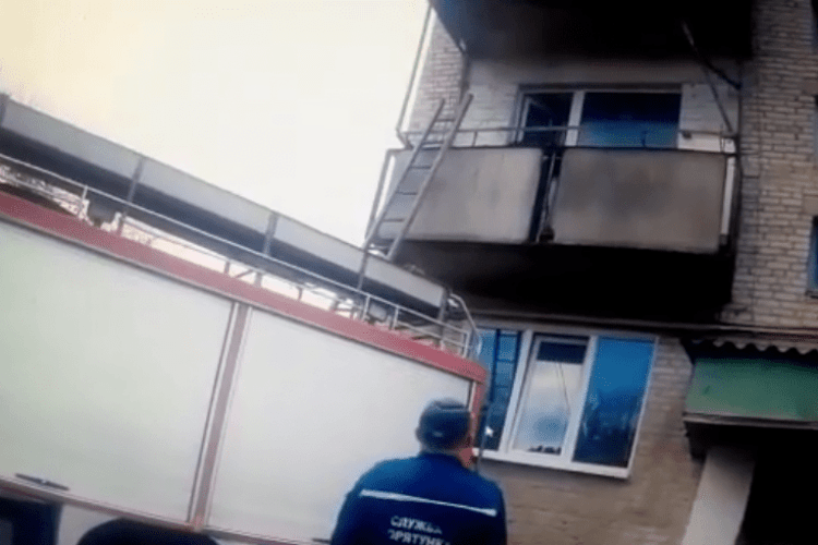 На Волині рятувальники із поліцією врятували жінку в квартирі (Відео) 
