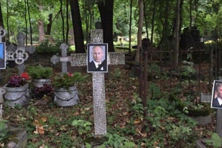 Росія: поліція затримала трьох активістів за портрет Путіна на цвинтарі