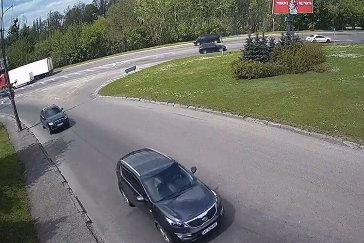 Авто на швидкості вилетіло з дороги: момент ДТП у Луцьку потрапив на камери (Відео)