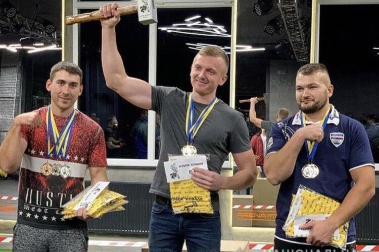 На чемпіонаті Ковеля з армреслінгу переміг поліцейський