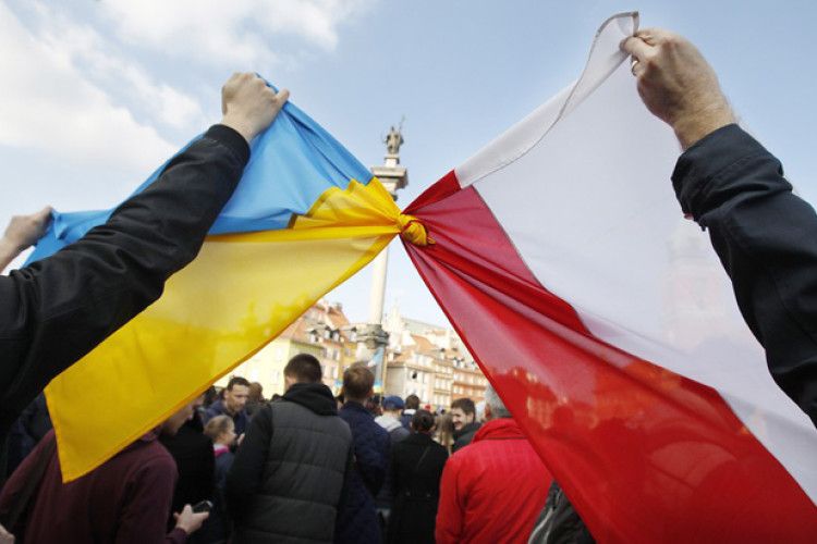 У Польщі влада відхрещується від тих, хто спалив український стяг