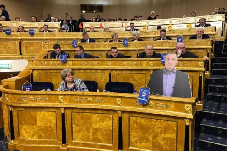 У Росії участь в засіданні взяв картонний депутат (фото)