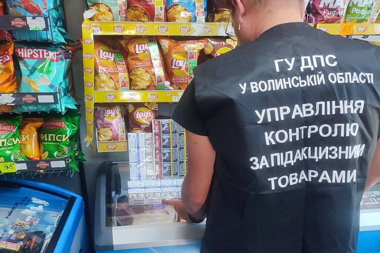 Магазин у Луцькому районі «прогорів» на дешевому алкоголі та безакцизних цигарках
