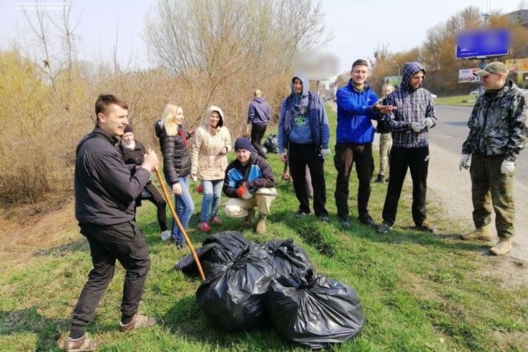 Луцькі патрульні прибирали Набережну і знайшли патрони
