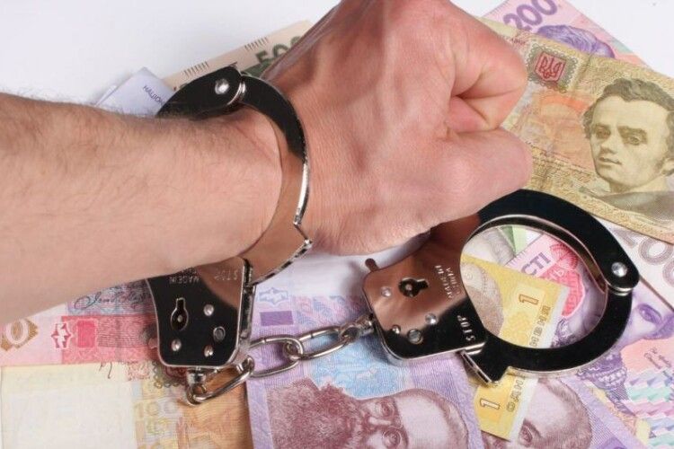 Щоб поліцейський закрив очі на липові «права», волинянин пропонував йому хабар у 3000 гривень