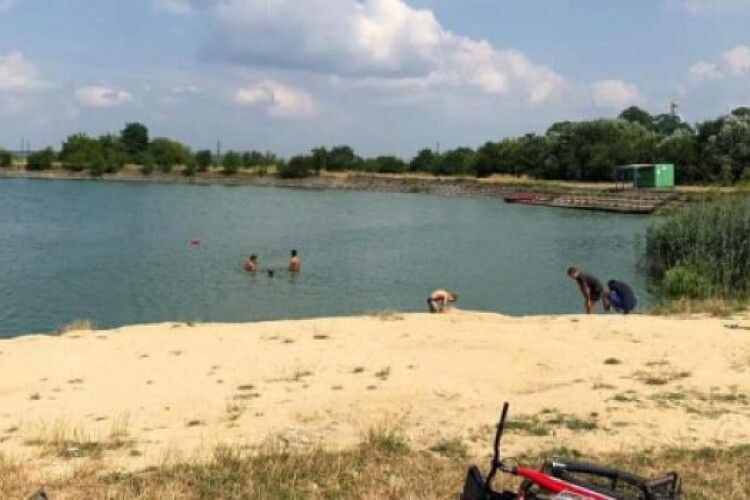 На Волині ледь не втопився хлопчик, який намагався переплисти озеро