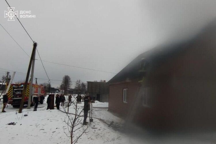 На волинському Поліссі вогонь ледь не знищив велику хату