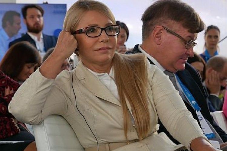 Тимошенко на форумі YES вигуляла туфлі від улюбленого Chanel