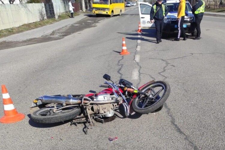 У Львівському районі авто збило 20-річного мотоцикліста