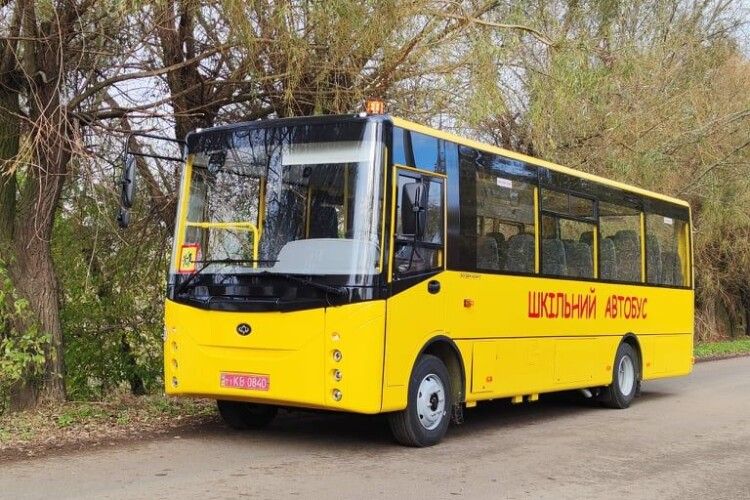 У Луцьку склали перший з 16 автобусів, які мають отримати школи Волині