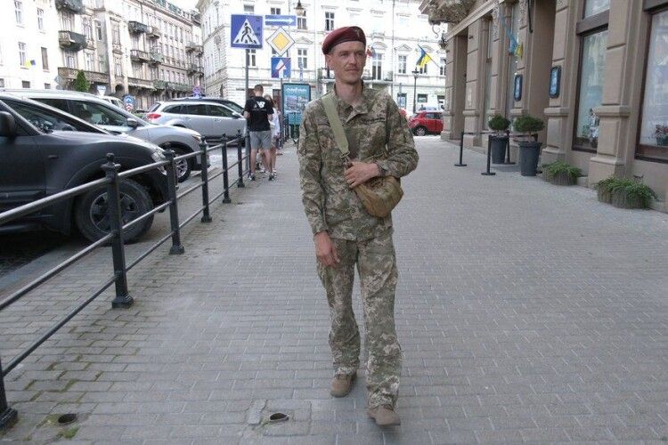Кіборг-десантник після поранення роздає повістки і чує на свою адресу та-а-ке... (Відео)