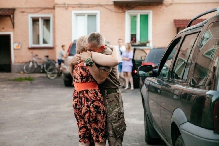Волинський військовий зробив зворушливий сюрприз родині, яку не бачив три місяці (Фото) 