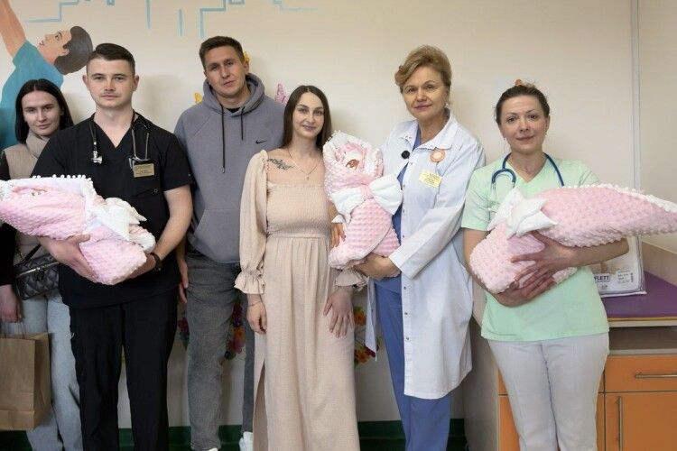 Перша цьогорічна волинська трійня вже виписалася з перинатального центру
