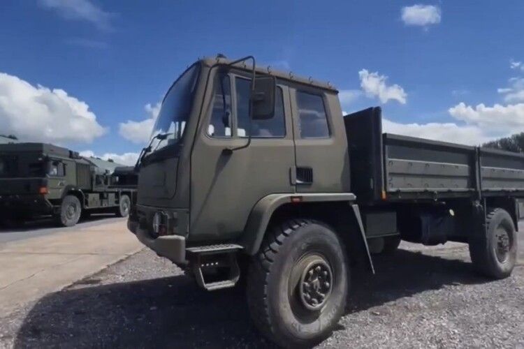 Вантажівки для ЗСУ, куплені у Великій Британії, сьогодні вирушили в Україну, готуємо другу партію – Порошенко