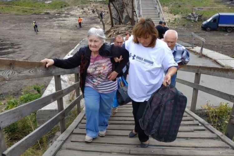 На мосту в Станиці Луганській запрацювала група соціальної допомоги