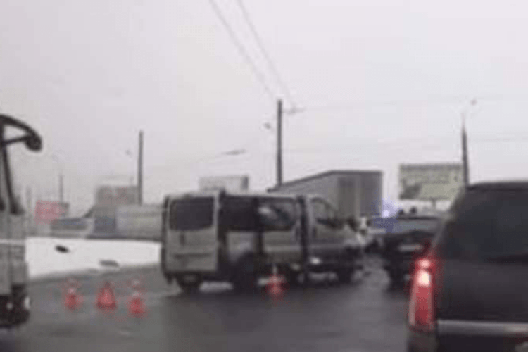 У Луцьку на кільці зіткнулися вантажівка та мікроавтобус