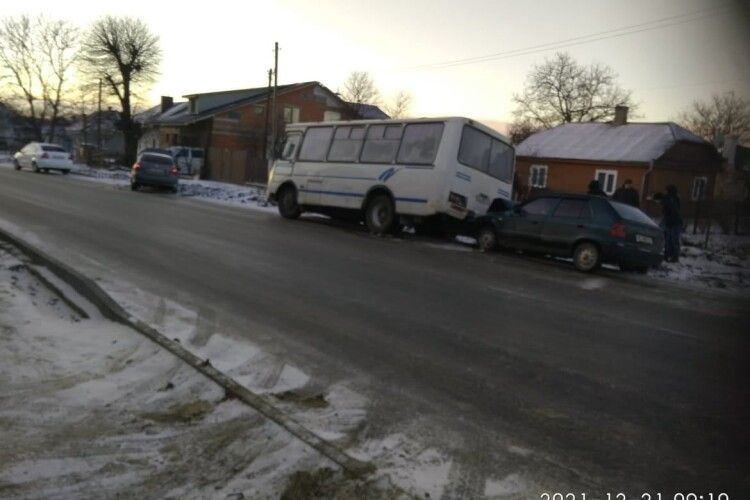 У місті на Волині через слизьку дорогу сталася аварія (Фото)