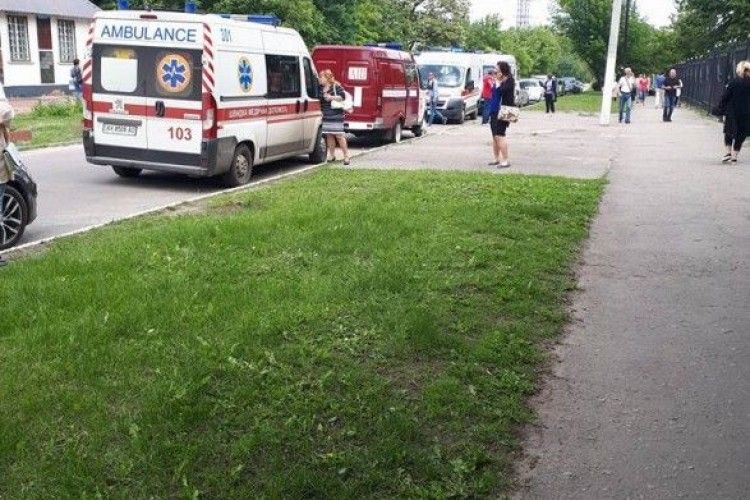 Знову в українській школі розпилили невідомий газ: 15 дітей госпіталізовано