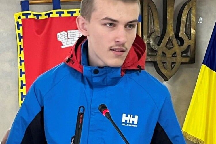 Ковельська громада вручила 5 тисяч гривень випускнику, який здав мультипредметний тест на 600 балів